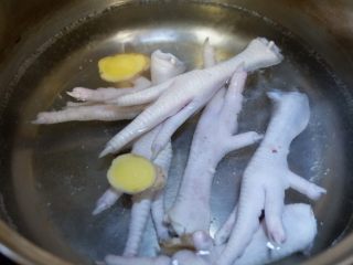 5、干贝枸杞鸡脚汤,放入鸡爪煮沸，撇去浮沫捞出沥干水