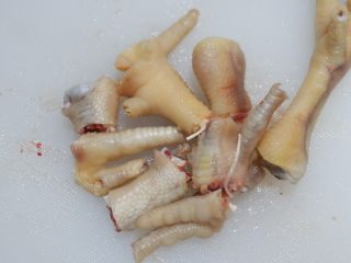 7、干贝枸杞鸡脚汤,剁成小块备用