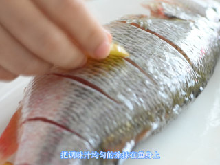 2、鲈鱼娇汤,把生姜汁调汁，均匀的抹在鱼身上。