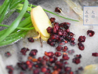 6、鲈鱼娇汤,放入生姜 大蒜 葱 五味子。