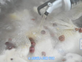 8、鲈鱼娇汤,倒入料酒