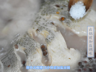 10、鲈鱼娇汤,转中火，继续煮15分钟，汤变淡红，鱼肉熟，放入盐调味即可。