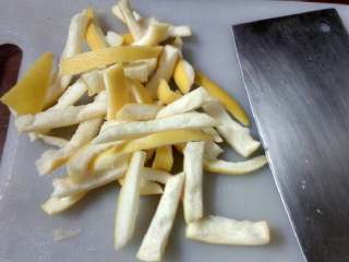 3、柚子皮糖,控干水，用刀把里面白色层片掉一半，然后切成大小随意的条状