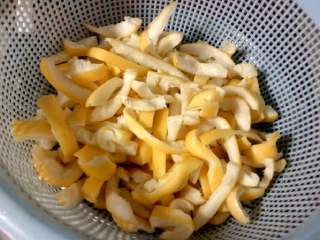 4、柚子皮糖,控干水。