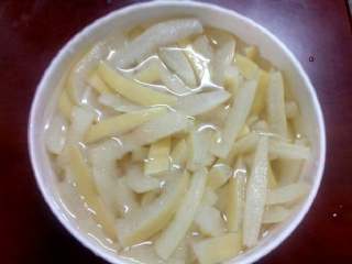 6、柚子皮糖,捞起来泡在凉水中，每两个小时捞起控干换水，把黄色水倒掉，反复几次，直到水变白不再黄。如没时间也可泡凉水一夜。