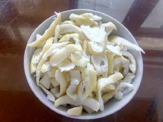 7、柚子皮糖,泡到水不再黄，控干，再凉水下锅煮开后，控干，用竹筛铺上凉干