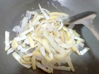 8、柚子皮糖,锅里下点水，下冰糖溶化，倒入柚皮条炒，炒到糖水冒白泡沸腾，调最小火再慢慢炒到粘稠。