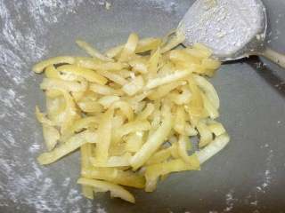 9、柚子皮糖,下点盐和转化糖桨调味亮色，炒匀，下转化糖桨炒柚子皮会越炒柚皮条越晶莹透亮，呈透明金黄色，转化糖桨防腐能力强，能起到延长保存期