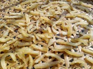 10、柚子皮糖,大火炒干后，把抽子皮条倒在竹筛里，放阳台晾干