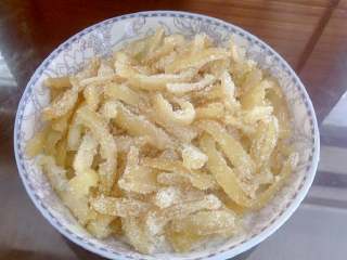 13、柚子皮糖,盘子盛些白糖，把晾好的柚子皮条倒下滚上白糖，一盘香甜可口的柚子皮糖就做好了。