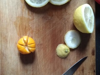 2、金桔柠檬汁,柠檬切薄片，金桔切花刀(四次对切，不切断)。也可切片。