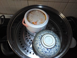 3、金桔柠檬汁,炖盅里铺一层冰糖一层柠檬片，再一层冰糖一层金桔。