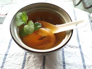 5、金桔柠檬汁,一个金桔，一片柠檬，再加一叶薄荷，止咳润肺的金桔柠檬水伴你整个冬日。