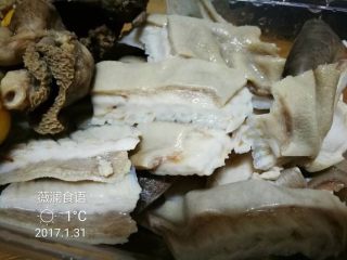 1、双耳三鲜煲,提前处理好的肚片