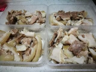 2、双耳三鲜煲,蹄膀肉片也是提前炖好处理好的,后面会上传炖猪肚片、炖蹄膀的菜单