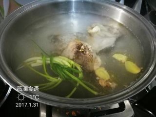 3、双耳三鲜煲,把老鸡洗干净放开水锅里焯一下水再炖汤,一把小香葱结几片姜就可以了,炖至30分钟的时间再加入处理好的猪肚和蹄膀肉片,因为要做三鲜,炖猪肚和蹄膀的时间比较短就捞出沥干切片,再和老鸡一起炖