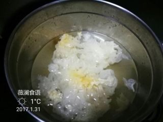 4、双耳三鲜煲,趁着炖汤的时候泡发银耳、木耳