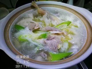 5、双耳三鲜煲,因为今天炖的份量较大,我另取了个小砂锅把炖好的鸡肉、肚片、蹄膀肉加上几片大葱片煮开
