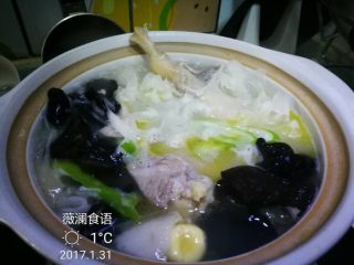 6、双耳三鲜煲,银耳和木耳用开水焯烫一下再加入三鲜汤中继续煮