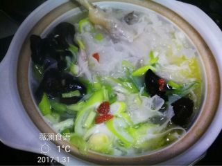 7、双耳三鲜煲,煮至银耳木耳软熟,调入适量的盐,撒几粒枸杞、撒上一点白胡椒粉稍大火煮沸即可