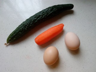 1、三色拌黄瓜,准备好食材 ，黄瓜选用新鲜嫩一点的。