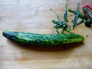 2、三色拌黄瓜,刨去一些老皮。