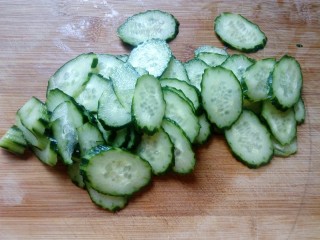 3、三色拌黄瓜,把黄瓜切成薄片。