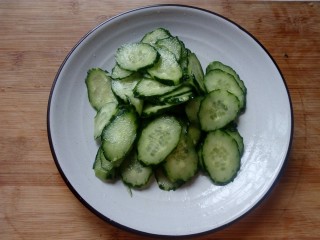 4、三色拌黄瓜,加半勺盐，腌制十分钟。