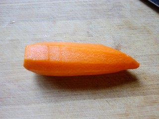 5、三色拌黄瓜,胡萝卜刨去外皮。