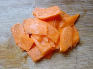 6、三色拌黄瓜,切成薄片。