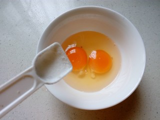 7、三色拌黄瓜,两个鸡蛋加少许盐。