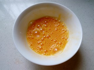 8、三色拌黄瓜,用筷子打散。