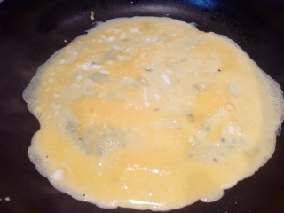 9、三色拌黄瓜,锅里倒少许油 ，摊成薄鸡蛋皮，最好是用不粘锅，如果锅小，可以分两次摊成两张鸡蛋皮。晾凉待用。