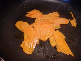 11、三色拌黄瓜,小火翻炒至熟，盛出待用。