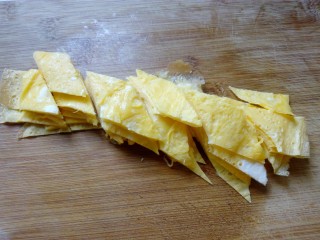 12、三色拌黄瓜,刚才摊好的鸡蛋皮切成条，再切成块。