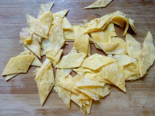 13、三色拌黄瓜,切成自己喜欢的形状，切成丝也可以。