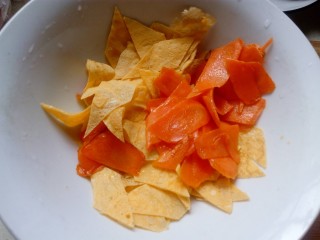 14、三色拌黄瓜,炒好的胡萝卜和蛋皮放入碗里。