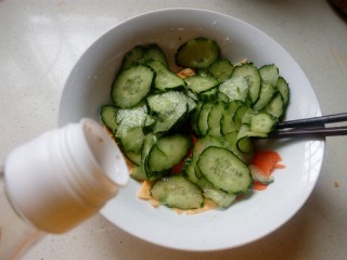 15、三色拌黄瓜,放入胡萝卜，加入一勺米醋。