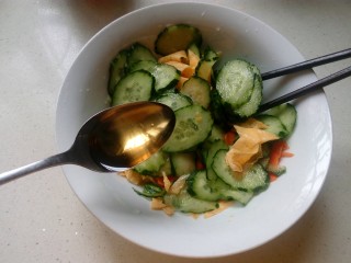 16、三色拌黄瓜,加入半勺盐，再加入香油调味。