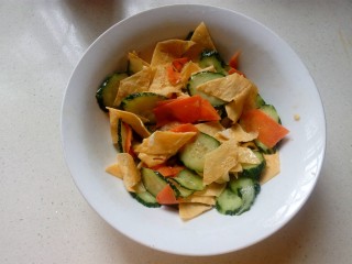 17、三色拌黄瓜,用筷子翻拌均匀就可以了，喜欢吃辣的，可以淋上一些辣椒油。