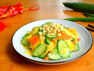 18、三色拌黄瓜,清爽的一道凉拌菜，十分钟就可以搞定了。