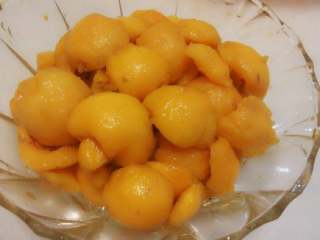 2、枇杷果酱,去皮去籽后用清水浸泡，防止变色，捞出备用。