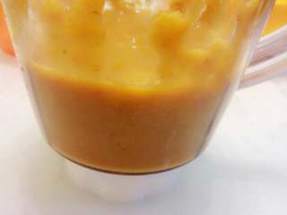 3、枇杷果酱,料理机将枇杷果肉打成泥。