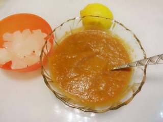 4、枇杷果酱,准备好冰糖和柠檬。