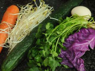 1、韩式砂锅拌饭,所有的食材洗干净备用