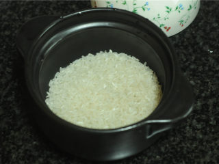 4、韩式砂锅拌饭,淘洗过的米粒儿放入砂锅里，加入适量水