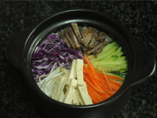 9、韩式砂锅拌饭,切成细丝摆在米饭上