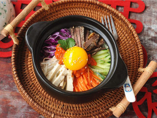 12、韩式砂锅拌饭,点缀几片香菜做装饰，撒上些芝麻，趁热将米饭和蔬菜拌匀即可