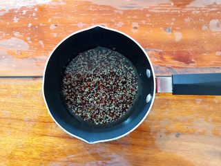 2、健康饮食之藜麦秋葵吐司沙拉,藜麦冲洗干净后取一小锅,加没过藜麦两厘米的水,煮开之后转小火,直至水分煮干!