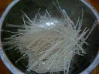 1、家庭版酸辣粉,粉条120克，从中间剪开。将粉条洗净